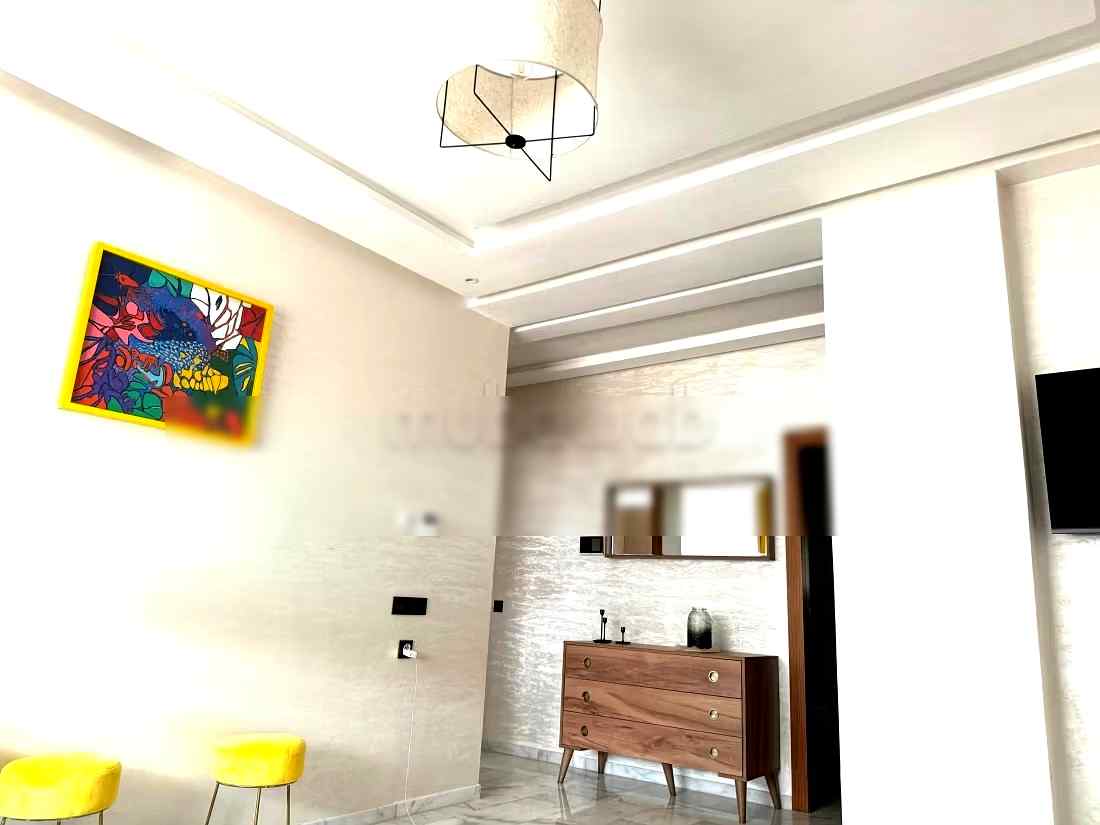 Location saisonnière à Founti. Résidence à 300 mètres de la plage 1 chambre. Places de stationnement et terrasse - Photo 3