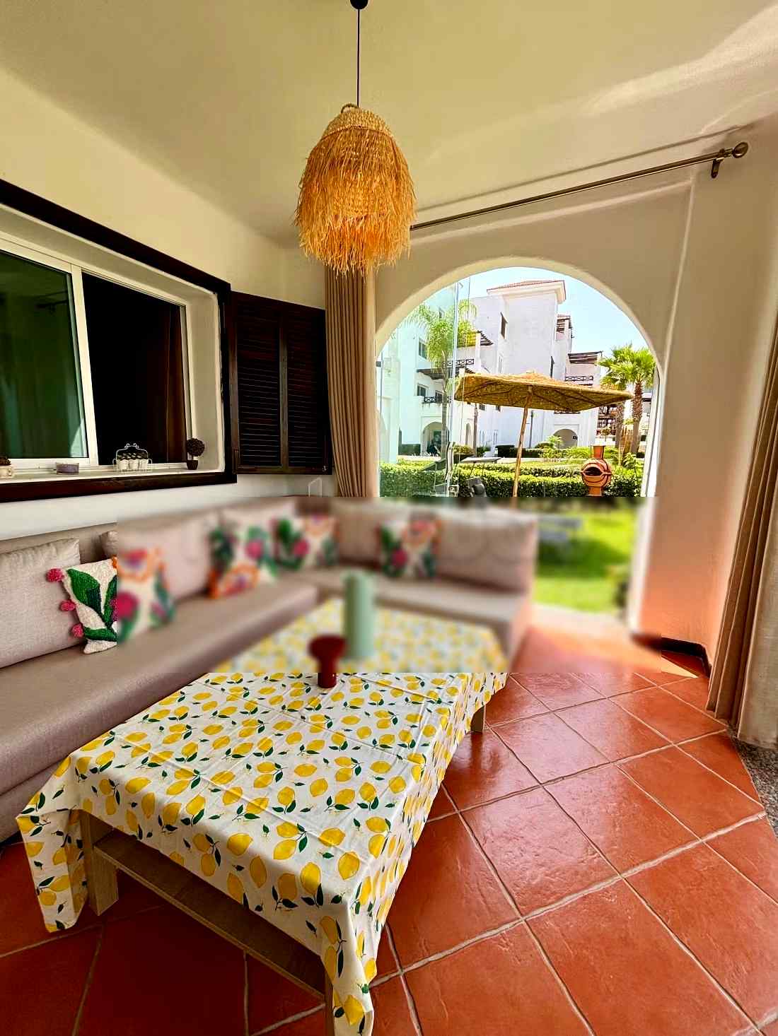 Location d'un appartement à Cabo Negro. Surface de 150 m². Belle terrasse et jardin - Photo 2