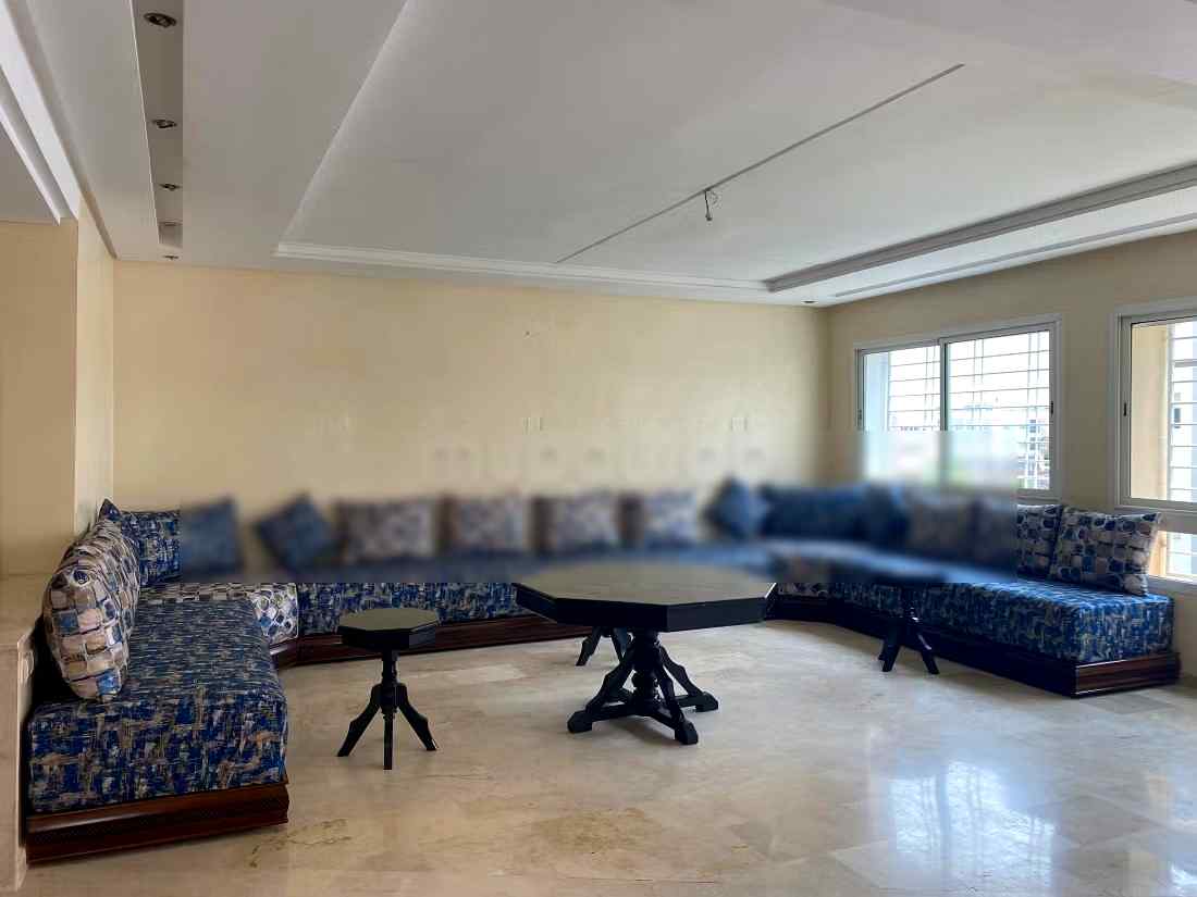 Location saisonnière à Agdal. 
Superficie 170 m². 
Salon traditionnel et système d'antenne parabolique - Photo 5