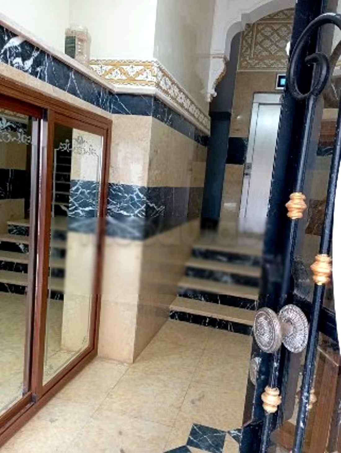 Location d'un appartement à M'Diq. 
Superficie 68 m². 
Salon traditionnel et système d'antenne parabolique - Photo 2