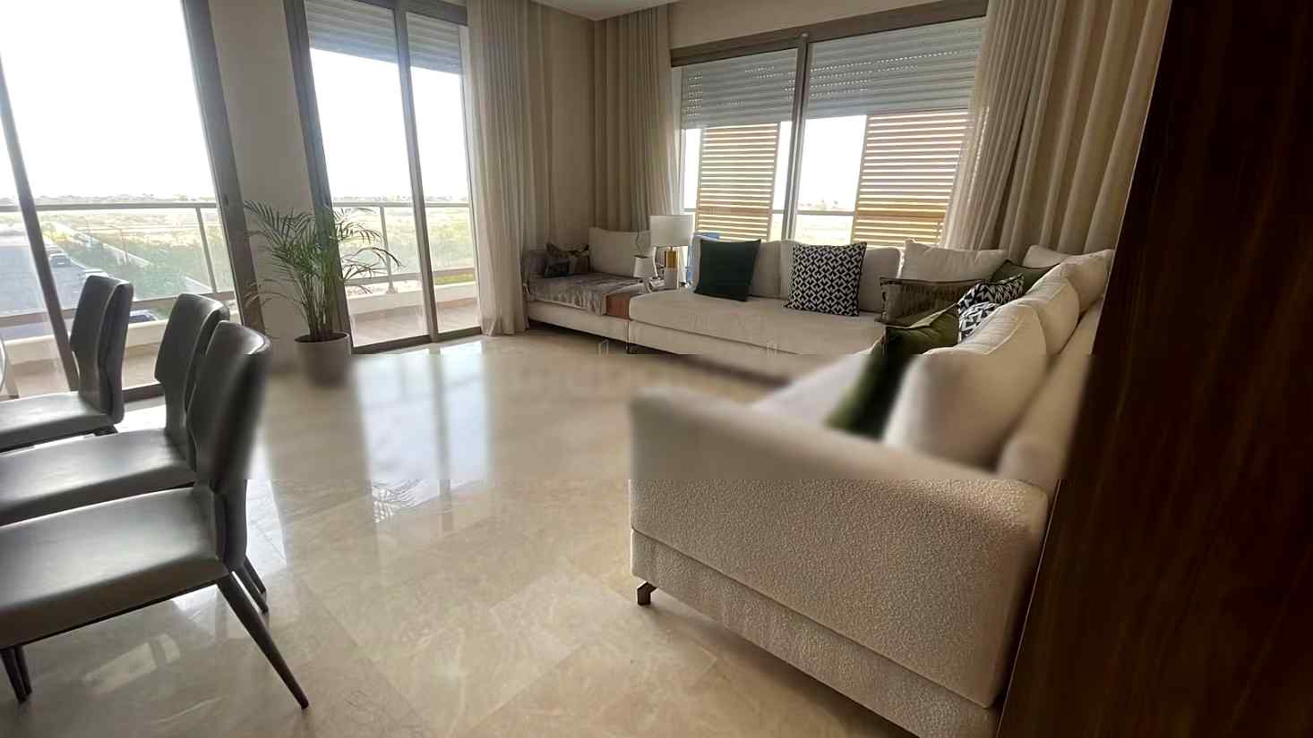 Location d'un appartement à Ain Diab Extension. 
2 chambres agréables. 
Antenne parabolique, résidence sécurisée - Photo 2