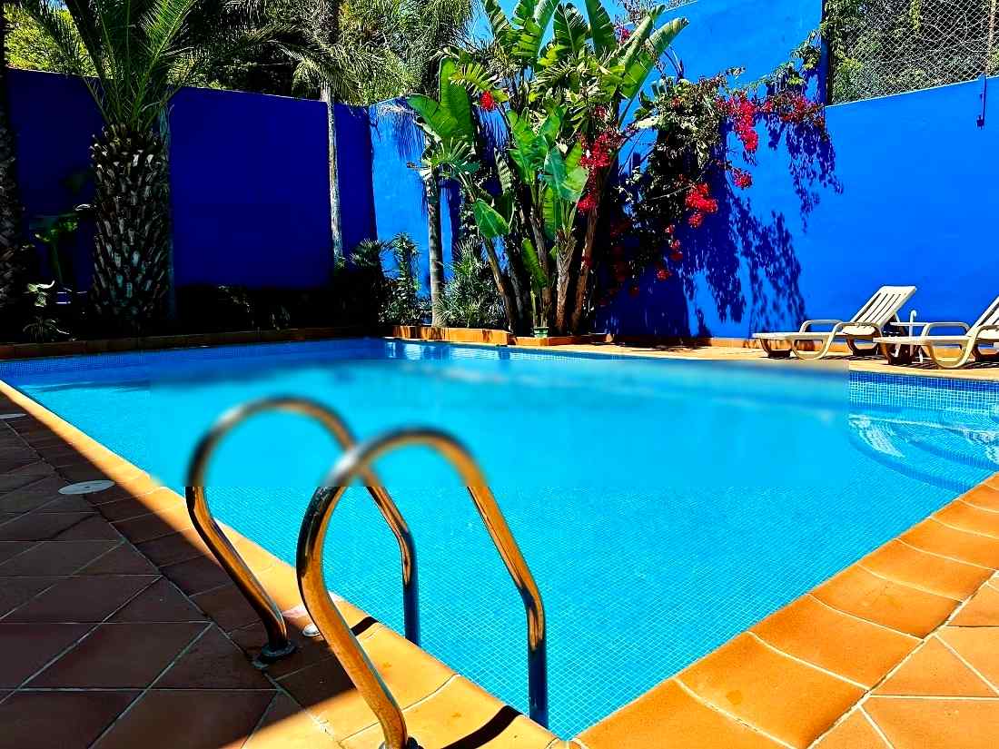 Villa de standing à louer pour vos vacances à Jbel Kbir. Superficie 1000 m². Jardin et terrasse - Photo 2