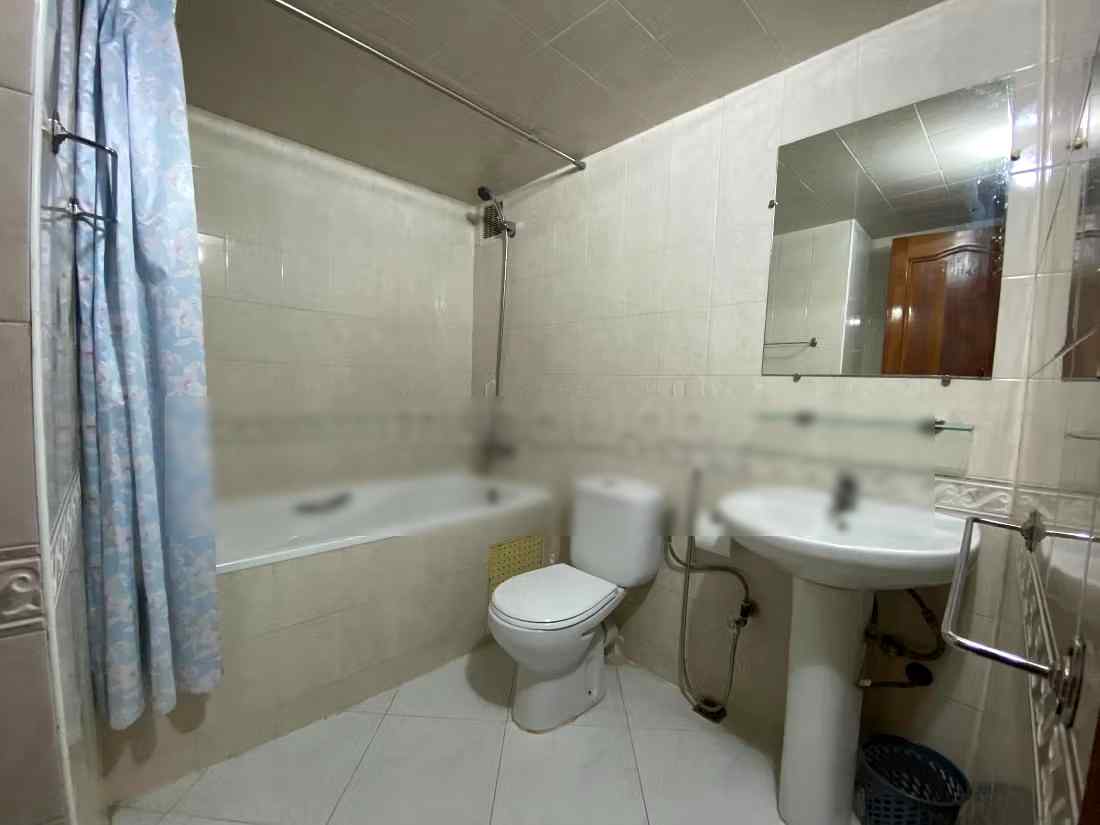 Location saisonnière en Centre. 
4 grandes pièces. 
Salon Marocain et antenne parabolique - Photo 6