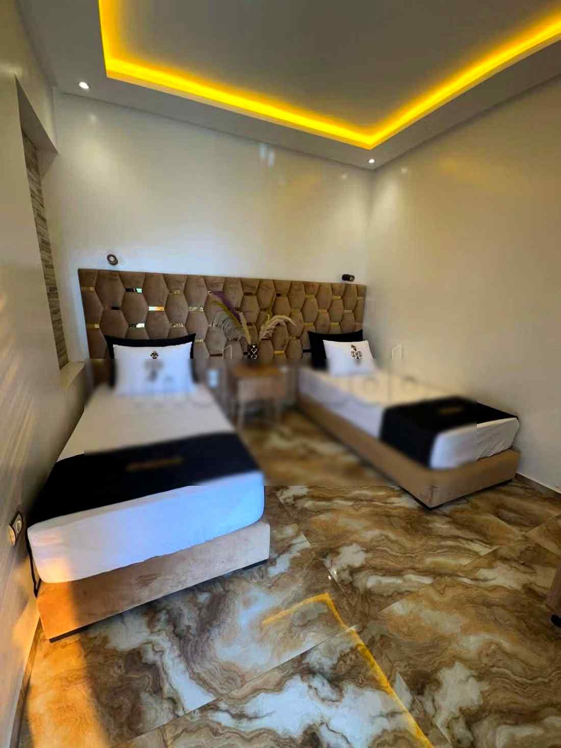 Location saisonnière à Bab Al Bahar. Superficie 72 m². Fenêtres double vitrage et chauffage central - Photo 3