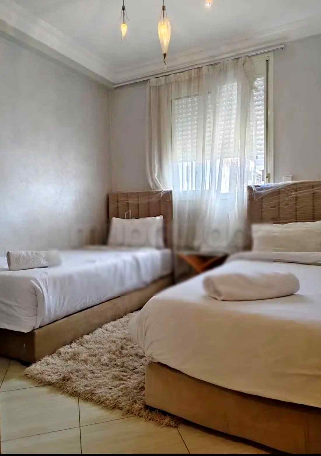 Location d'un appartement à Béni Mellal. 
Surface de 115 m². 
Salon traditionnel et système d'antenne parabolique - Photo 2