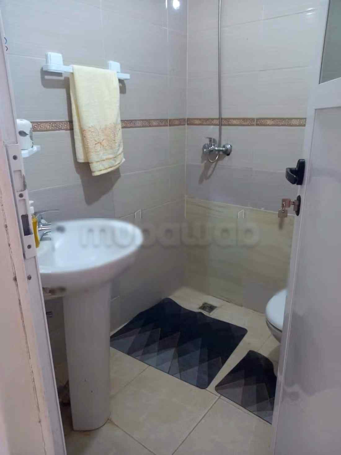 Location d'un appartement à Bab Enzh. 
2 chambres. 
Porte blindée et vue sur mer - Photo 4