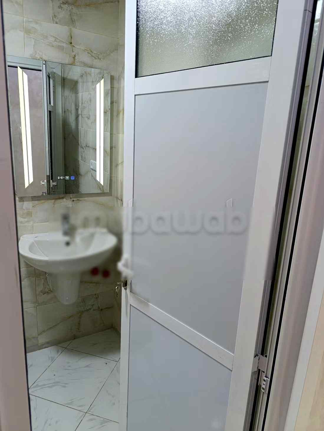 Location d'un appartement à Les Iris. 
3 grandes pièces. 
Concierge et climatisation - Photo 11